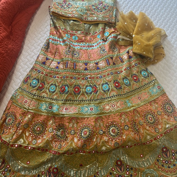 Lehnga yellow - Picture 2 of 3